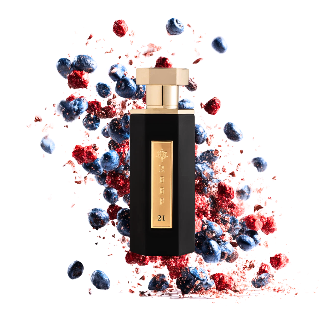 Reef 21 100ml – schwarzes Flakon umgeben von Blaubeeren und rote Beeren